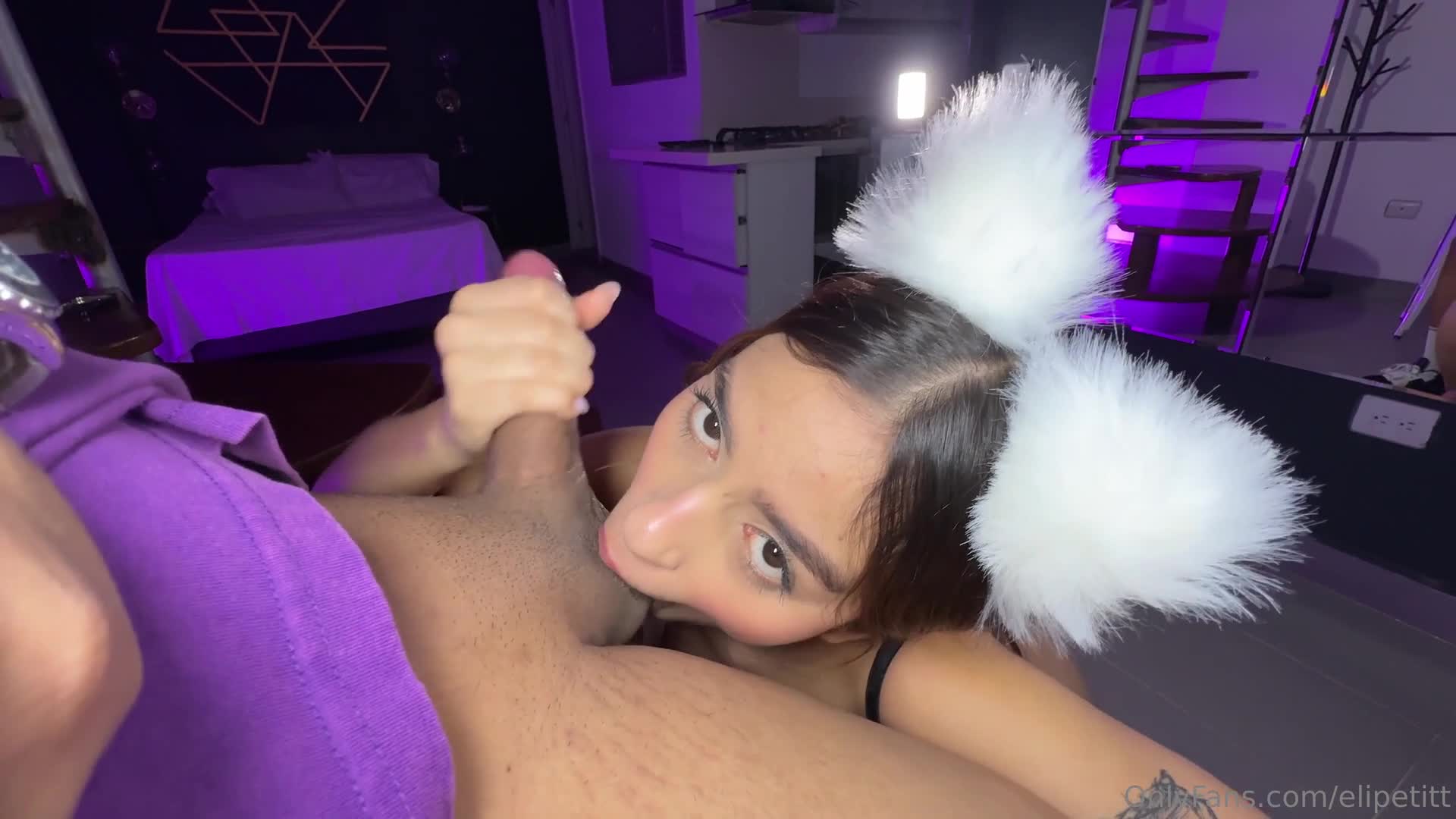 Elipetitt Enjoys A Cock For An Hour